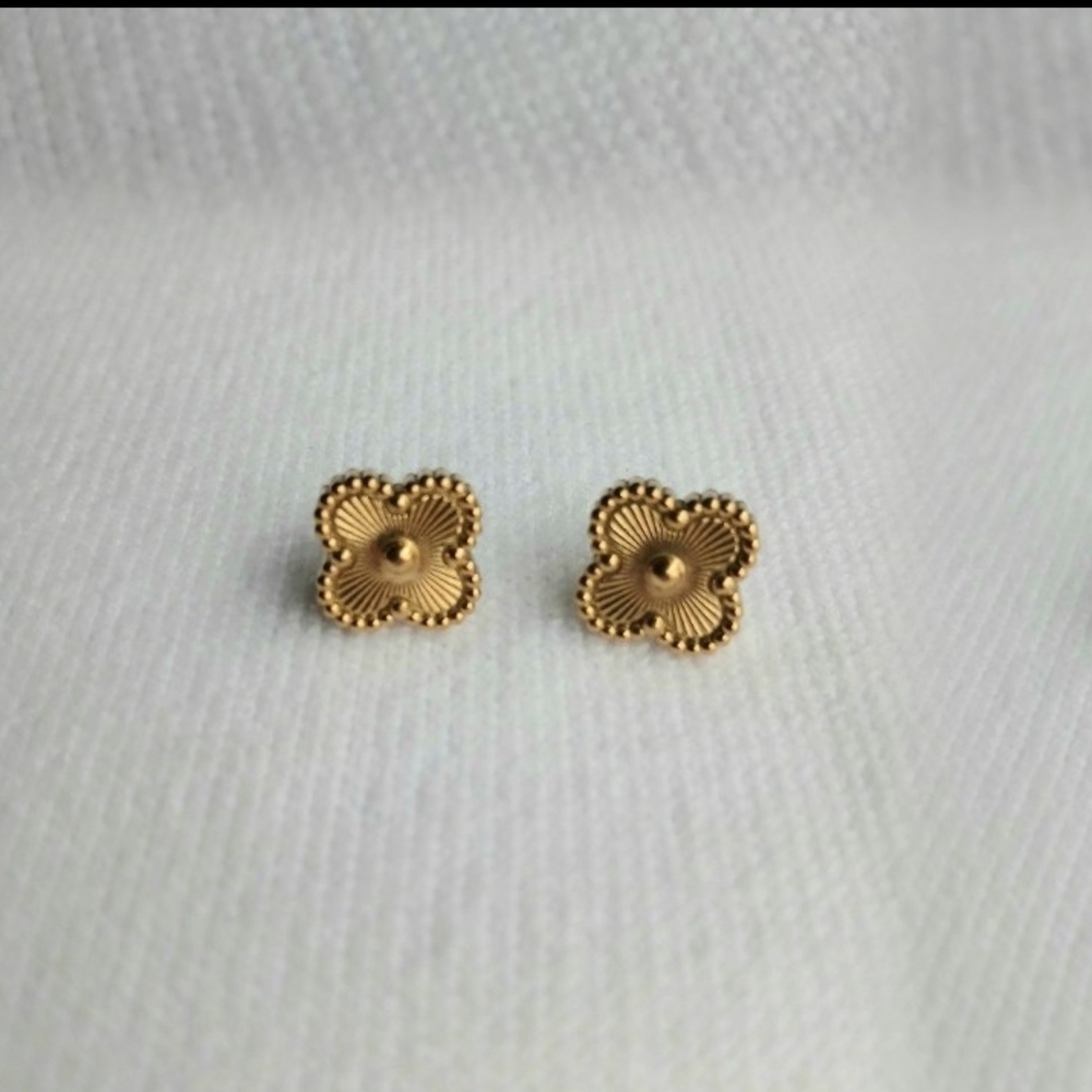 Elegant Gold Floral Stud Earrings